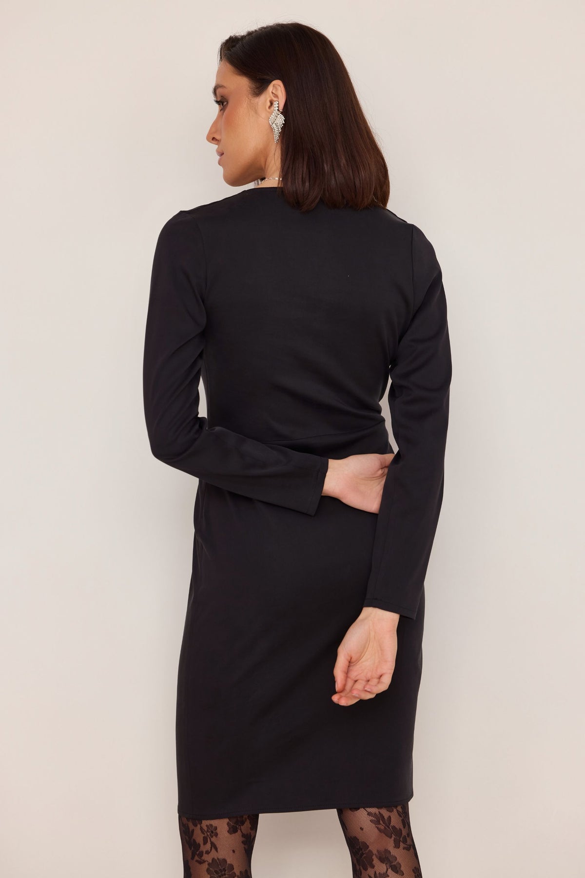Sukienka kopertowa z zakładkami z lyocellu i wiskozy czarny