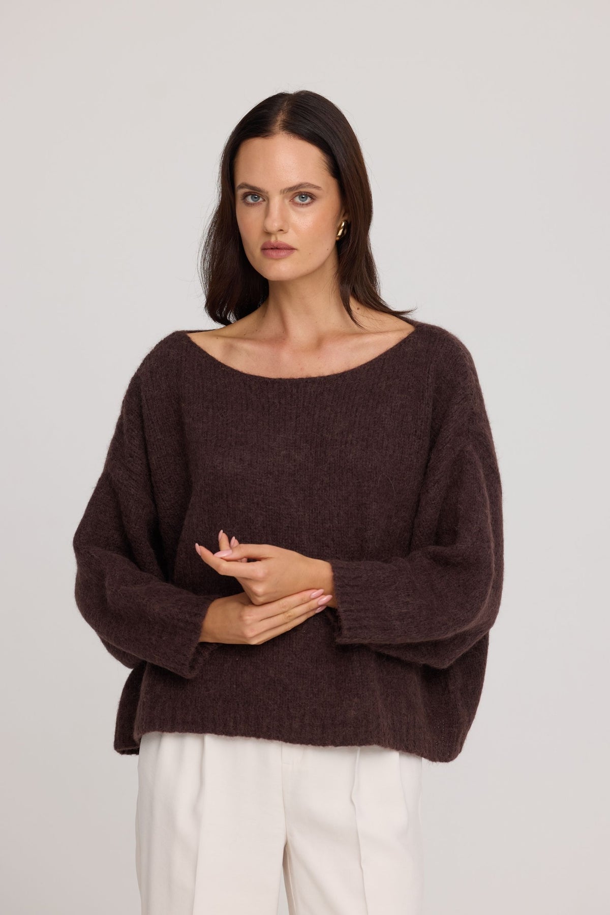 Sweter z alpaką Suri z szerokim dekoltem czekoladowy