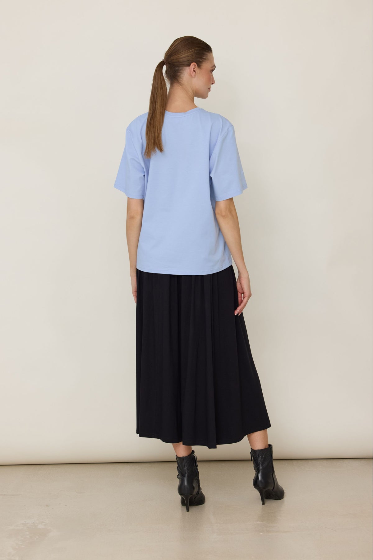 T-shirt basic o pudełkowym kroju baby blue