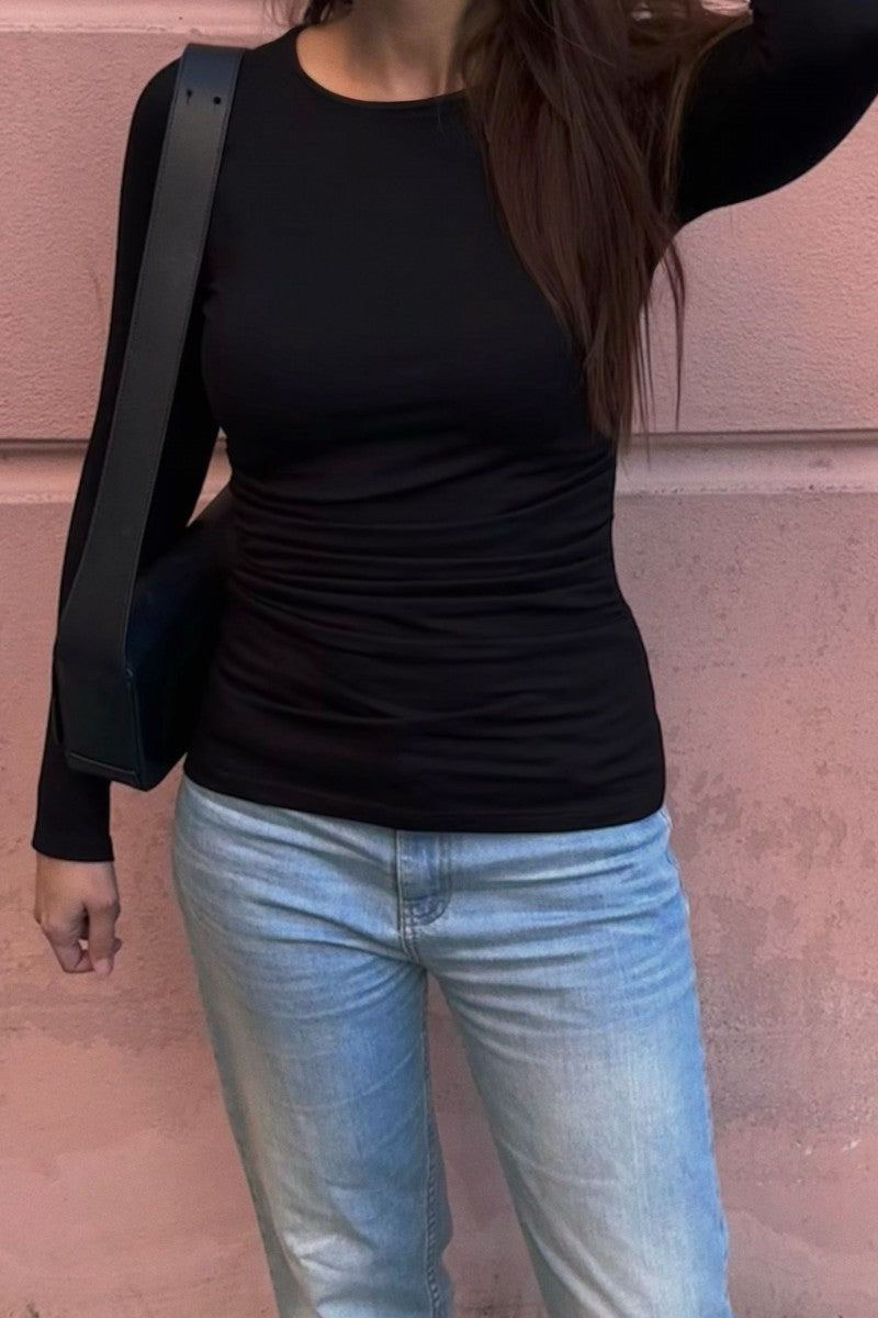 Bluzka z drapowaniem po bokach czarna