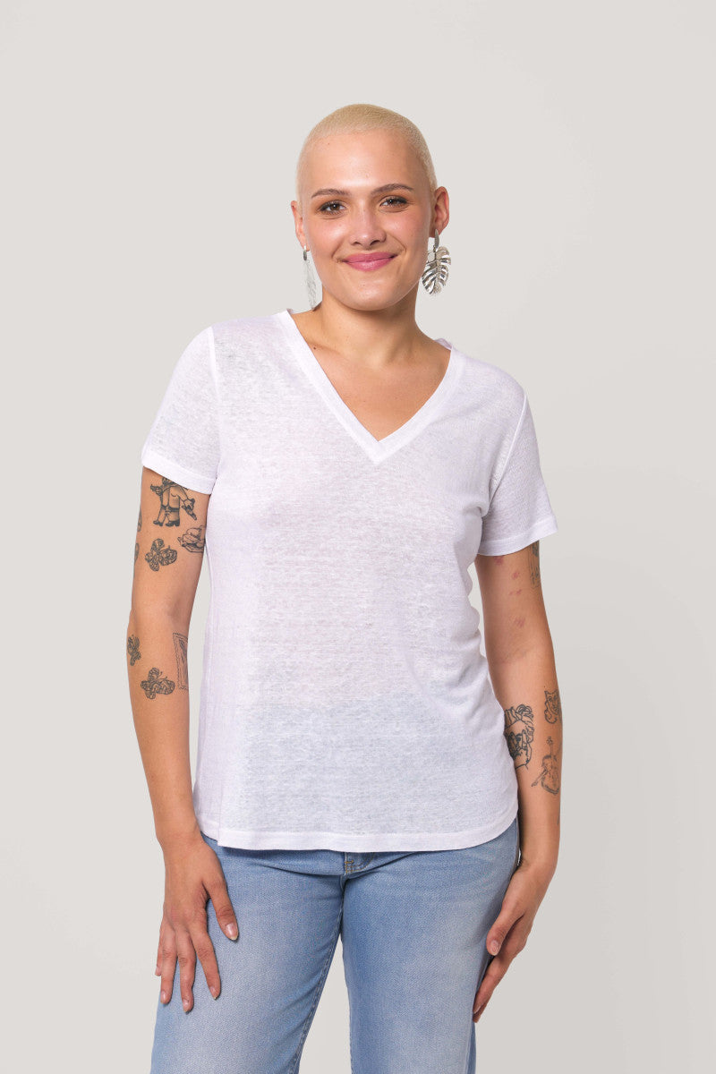 Lniany t-shirt z dekoltem v biały