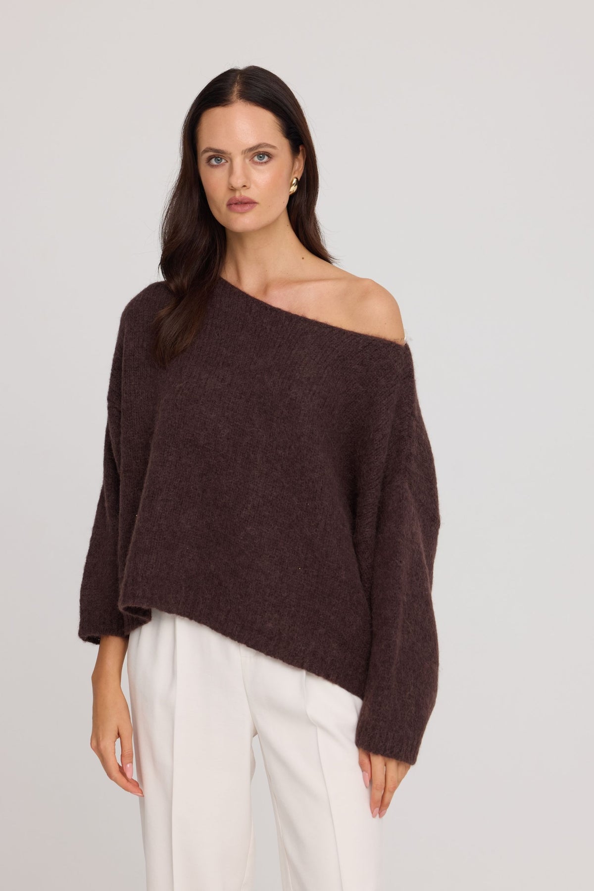 Sweter z alpaką Suri z szerokim dekoltem  czekoladowy