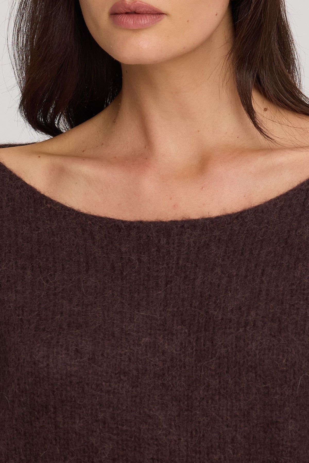 Sweter z alpaką Suri z szerokim dekoltem  czekoladowy