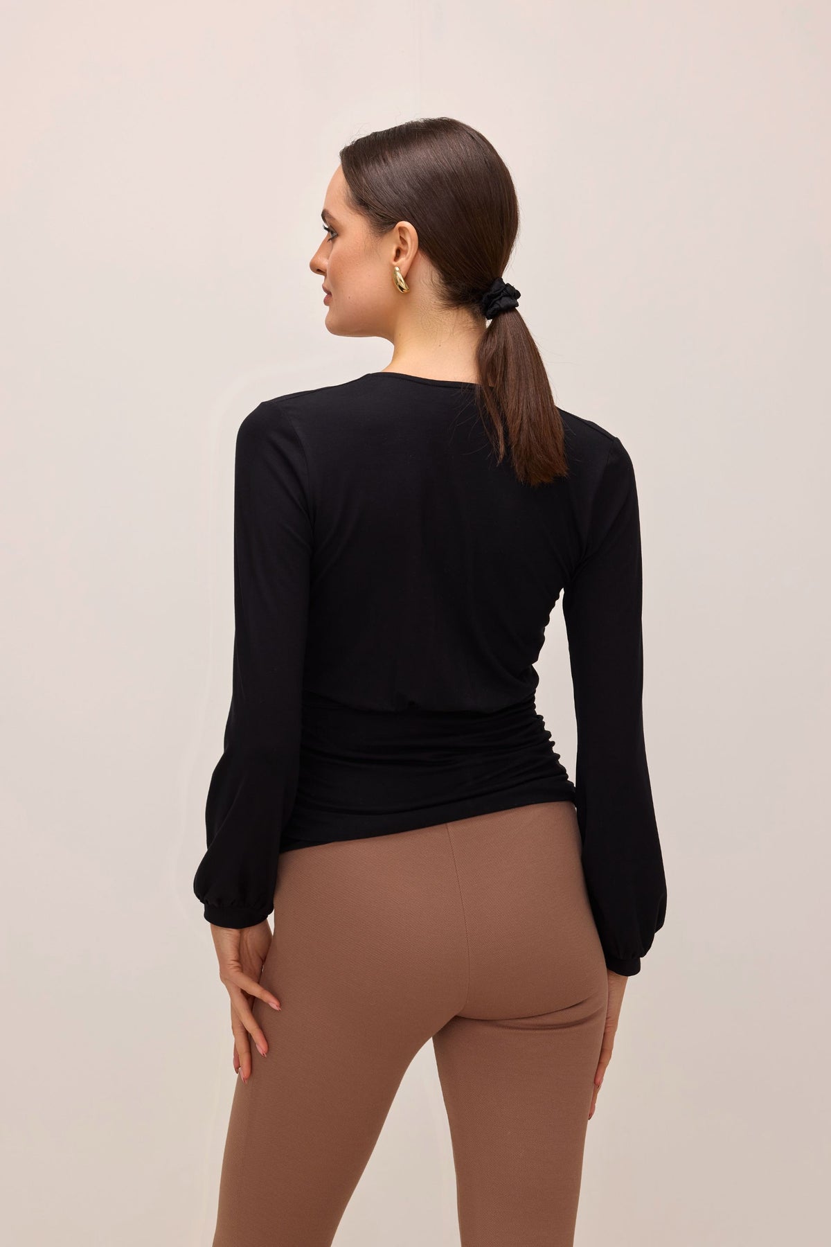 Elegancka bluzka kopertowa z mikromodalu czarna