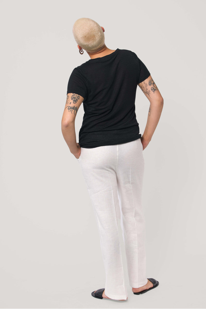 Lniany t-shirt z dekoltem v czarny