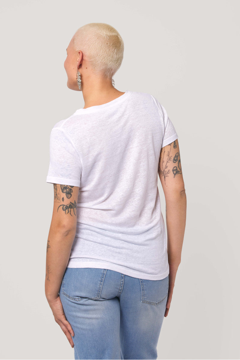 Lniany t-shirt z dekoltem v biały